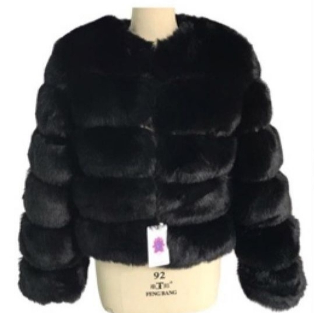 SOLD!!!Brand new faux fur 🖤🖤🖤